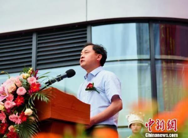 鳳凰古城再添新地標(biāo)“鳳鳴天下”雕塑今日揭幕