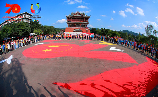 成都市民現(xiàn)場繪制400平米巨型地面沙畫獻禮新中國成立70周年