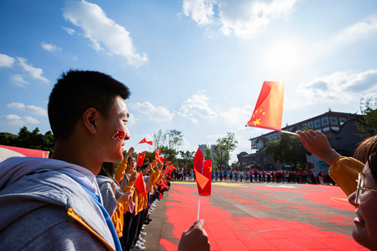 成都市民現(xiàn)場繪制400平米巨型地面沙畫獻禮新中國成立70周年