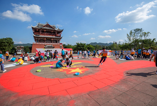 成都市民現(xiàn)場繪制400平米巨型地面沙畫獻禮新中國成立70周年