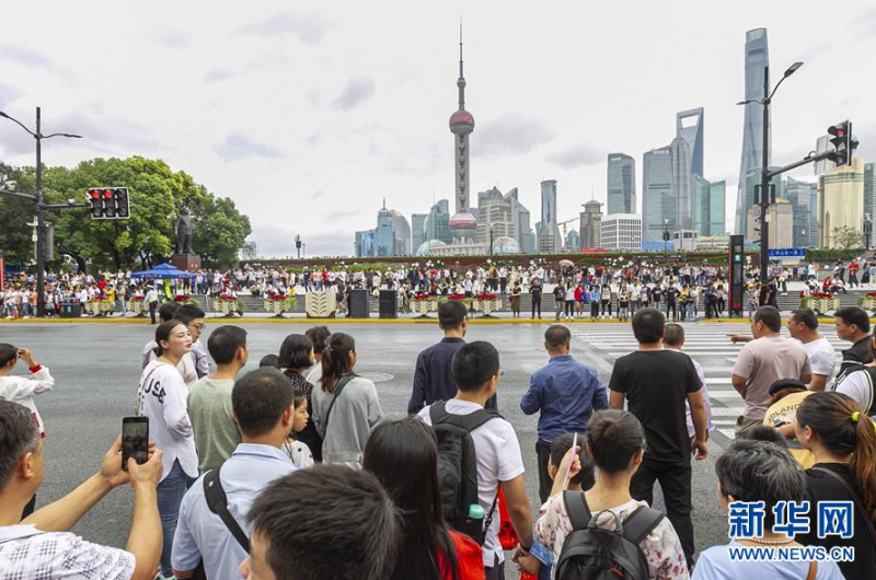 10月2日，市民游客前往外灘觀光游覽。 當(dāng)日是國(guó)慶長(zhǎng)假第二天，市民游客紛紛來(lái)到上海市著名景點(diǎn)觀光游覽。 新華社發(fā) （王翔 攝）