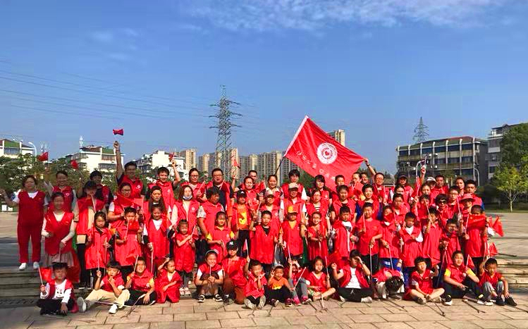 向祖國獻(xiàn)禮， 余姚市快樂公益志愿者在臺風(fēng)后清理垃圾
