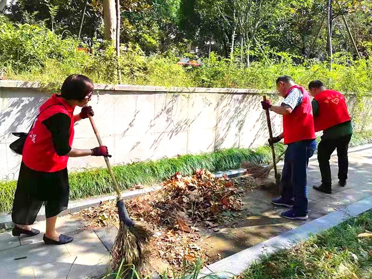 向祖國獻(xiàn)禮， 余姚市快樂公益志愿者在臺風(fēng)后清理垃圾
