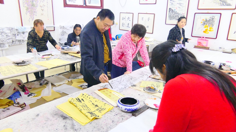書畫家葉長(zhǎng)福辦農(nóng)民書畫夜校三年多, 義務(wù)為村民教授書畫課