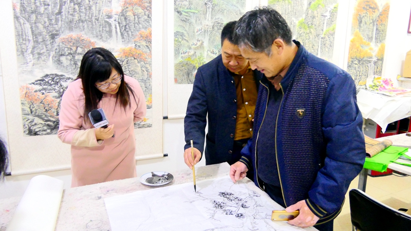 書畫家葉長(zhǎng)福辦農(nóng)民書畫夜校三年多, 義務(wù)為村民教授書畫課