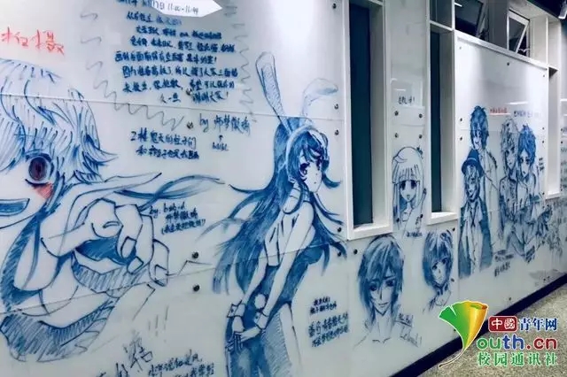 四川大學(xué)“涂鴉墻”走紅 大四女生3天畫滿三面動(dòng)漫人物墻