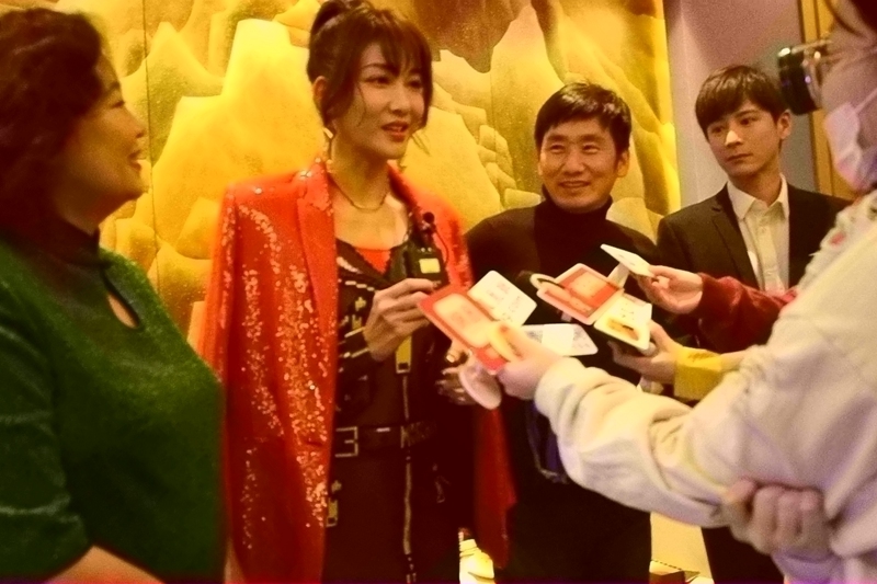 《站??！小偷》劇組亮相金雞百花 鄭云攜主創(chuàng)勁歌熱舞歡樂開場(chǎng)