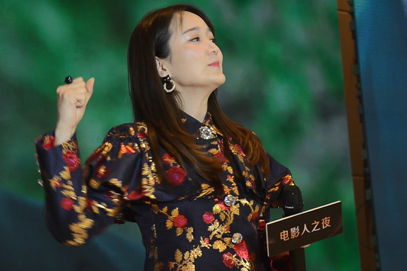 《站??！小偷》劇組亮相金雞百花 鄭云攜主創(chuàng)勁歌熱舞歡樂開場(chǎng)