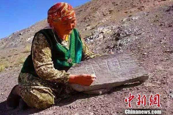 58年！她行走80000多公里 在十余萬(wàn)塊石頭上刻下“中國(guó)”