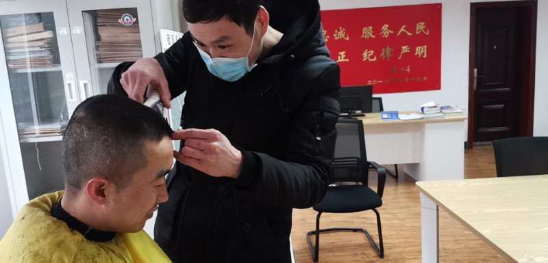湖北團風：愛心理發(fā)師上門為一線防疫民警解決“頭”等大事