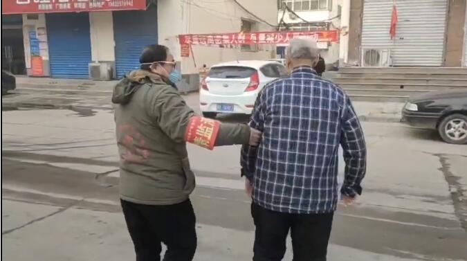 “小人物”負起“大擔當”——志愿者張兆山、譚春生社區(qū)防控闖在前