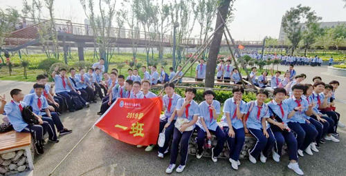 “釋放壓力 行走青春”安陽(yáng)市飛翔學(xué)校遠(yuǎn)足活動(dòng)紀(jì)實(shí)