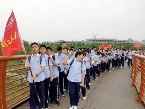 “釋放壓力 行走青春”安陽(yáng)市飛翔學(xué)校遠(yuǎn)足活動(dòng)紀(jì)實(shí)