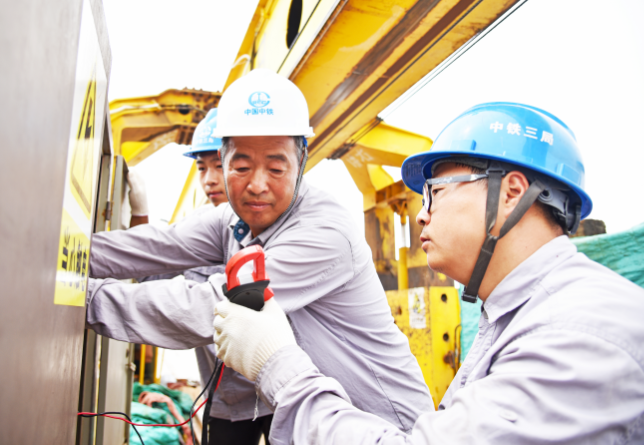 電氣達(dá)人——記中鐵三局線橋公司SGTJ180型架橋機(jī)機(jī)長羅圣全