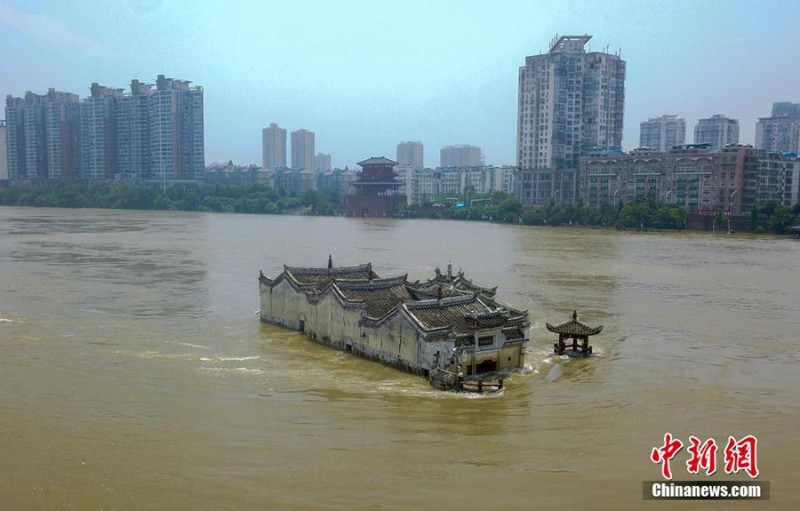 航拍江水中的“萬(wàn)里長(zhǎng)江第一閣”觀音閣