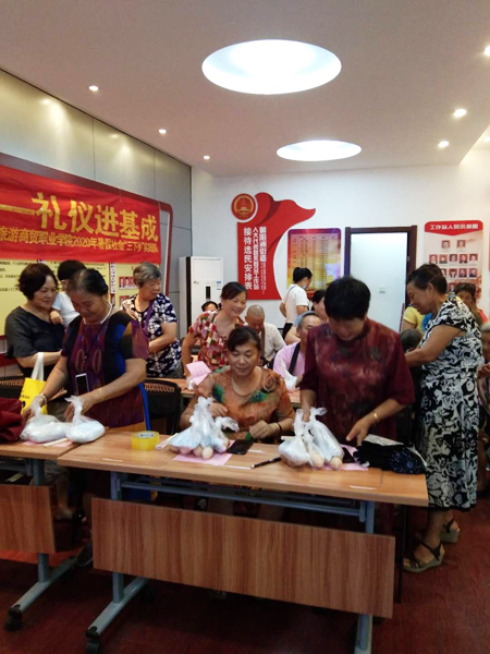 江西省南昌市朝陽洲街道朝新社區(qū)聯(lián)合旅游商貿(mào)學(xué)院開展禮儀下社區(qū)活動
