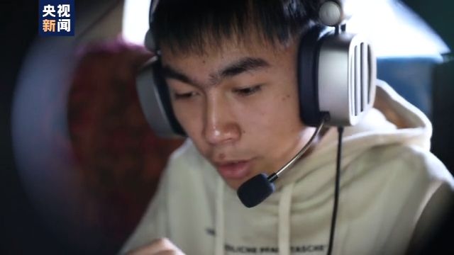 僅手指能動！18歲山村病殘青年如何逆襲成電競主播？