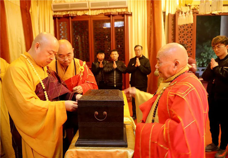 弘法寺隆重舉行恭送本煥長(zhǎng)老舍利赴甘肅酒泉敦煌市雷音寺永久供奉法會(huì)