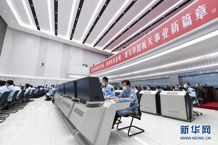 嫦娥五號返回器攜帶月球樣品安全著陸