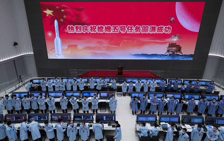 嫦娥五號返回器攜帶月球樣品安全著陸