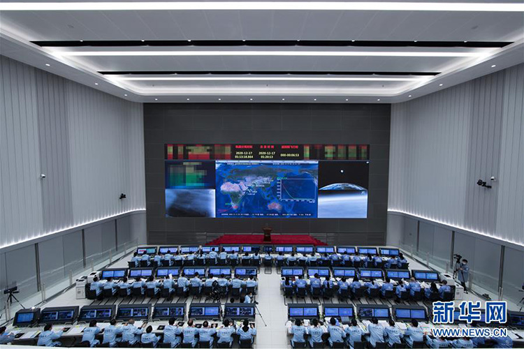 嫦娥五號返回器攜帶月球樣品安全著陸