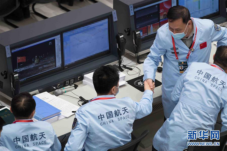 嫦娥五號返回器攜帶月球樣品安全著陸