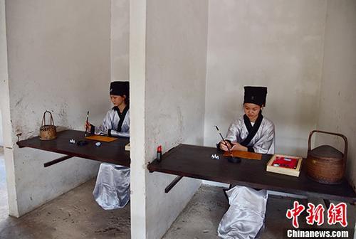 資料圖：今人復(fù)原的古代秋闈情景。 中新社記者 曾令華 攝