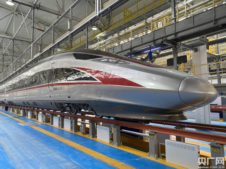 我國(guó)新型時(shí)速350公里復(fù)興號(hào)高寒動(dòng)車組問(wèn)世