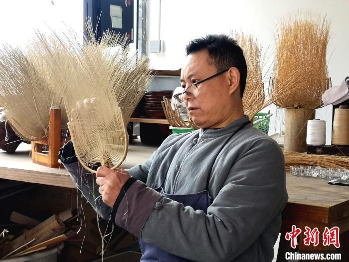 探訪百年非遺德陽潮扇制作技藝：工序繁復(fù)精細(xì) 機(jī)器無法代替純手工制作