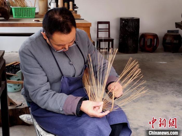 探訪百年非遺德陽潮扇制作技藝：工序繁復(fù)精細(xì)機(jī)器無法代替純手工制作