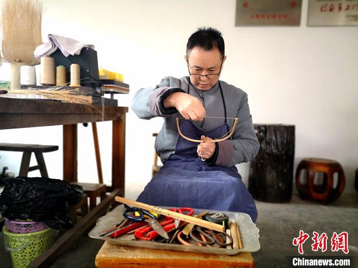 探訪百年非遺德陽潮扇制作技藝：工序繁復(fù)精細(xì) 機(jī)器無法代替純手工制作