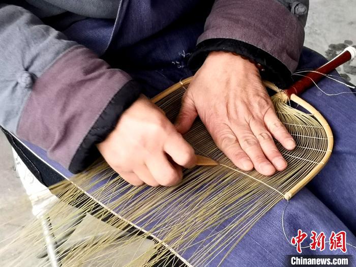 探訪百年非遺德陽潮扇制作技藝：工序繁復(fù)精細(xì) 機(jī)器無法代替純手工制作