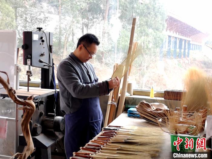 探訪百年非遺德陽潮扇制作技藝：工序繁復(fù)精細(xì) 機(jī)器無法代替純手工制作