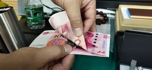 夫妻倆被人圍觀8小時(shí)還不知！上萬家庭攝像頭遭入侵！