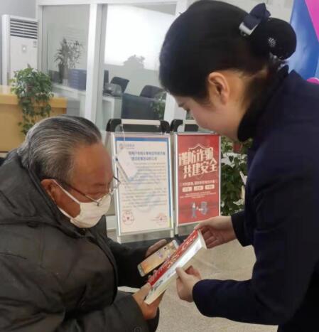 滿耳“溫馨提示”，就是不解決問題！老人找客服，老難了
