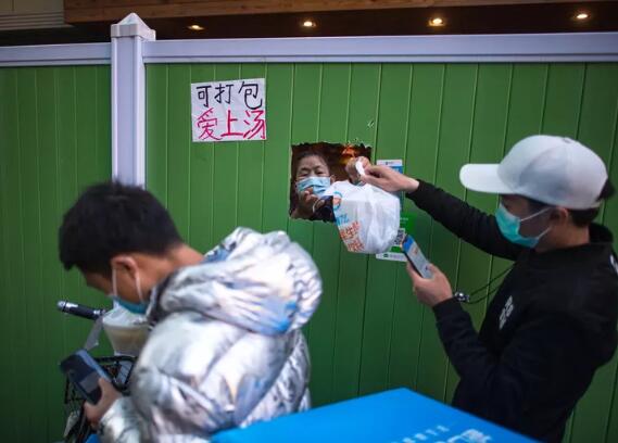 這一天，跟隨外賣小哥“穿街過巷，連接人間煙火”