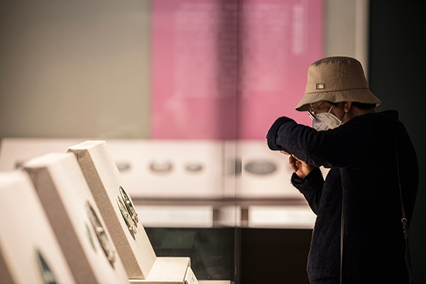 400余面中國(guó)歷代銅鏡在清華大學(xué)展出
