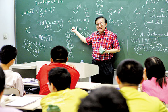 ↑2010年6月，姚期智給清華“姚班”學(xué)生上課。（清華大學(xué)供圖）