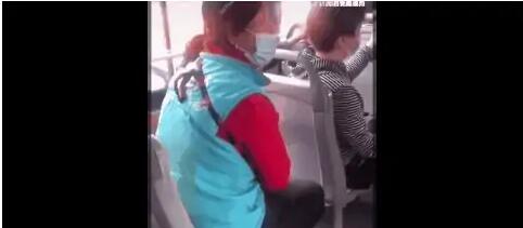 嫌讓座慢，北京大媽竟怒罵女乘客：臭外地的，我正黃旗！