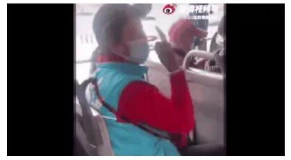嫌讓座慢，北京大媽竟怒罵女乘客：臭外地的，我正黃旗！