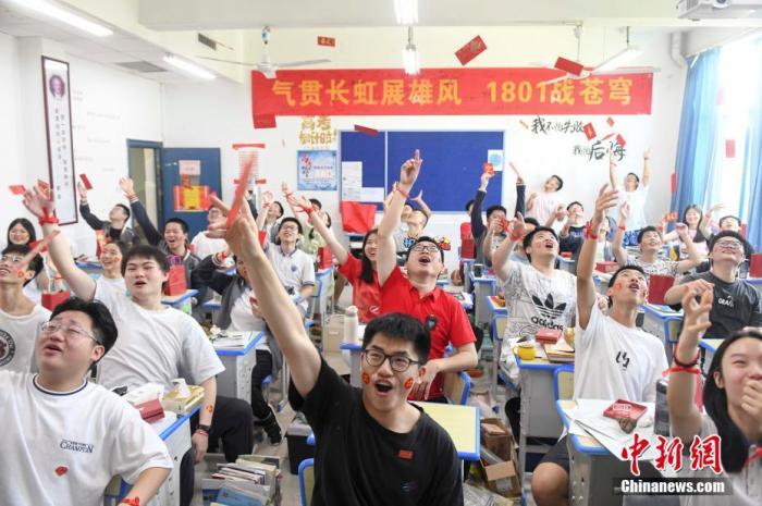 資料圖：6月6日，湖南長(zhǎng)沙同升湖實(shí)驗(yàn)學(xué)校教師與考生拋起紅包迎接高考。 楊華峰 攝