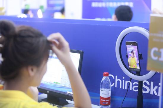 電商人才和企業(yè)需求“接口”偏差誰(shuí)來(lái)彌補(bǔ) “直播帶貨”國(guó)賽引來(lái)人才培養(yǎng)“冷”思考