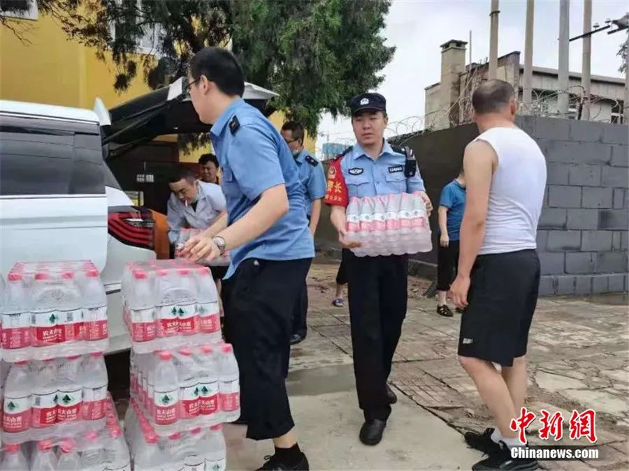 暴雨中停擺的K226/227次列車(chē)，并不是一座孤島