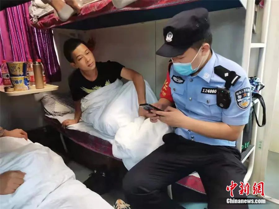 暴雨中停擺的K226/227次列車(chē)，并不是一座孤島