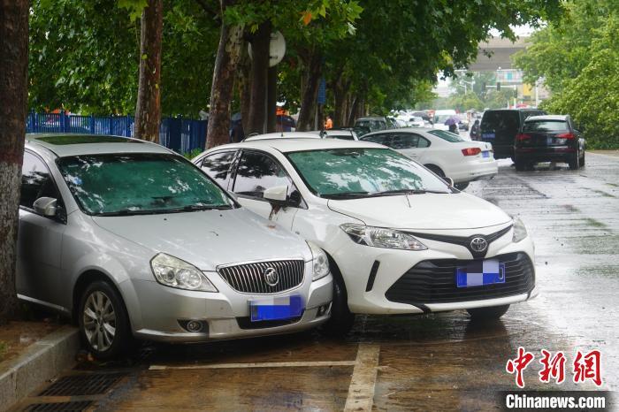 鄭州街頭因暴雨受損的車輛。 劉鵬 攝