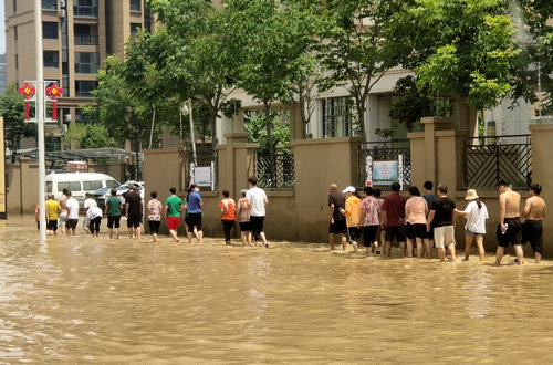 中國公益記錄者在線攜上蔡愛心企業(yè)赴河南“抗洪救災”第一線