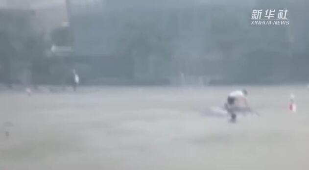 鄭州暴雨中，22只手托起“諾亞方舟”