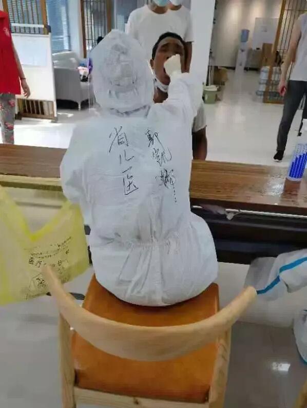 河南核酸采樣｜她們連續(xù)工作38小時(shí)，累到直不起腰，但覺得值！
