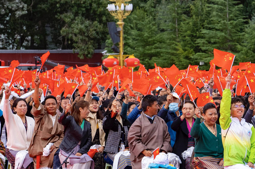 8月19日10時，慶祝西藏和平解放70周年大會在拉薩市布達拉宮廣場隆重舉行。這是大會舉行升旗儀式。徐馭堯 攝