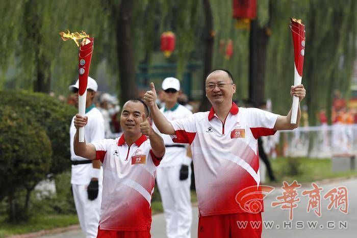 十四運會和殘?zhí)貖W會火炬在咸陽傳遞 68名火炬手接力傳遞